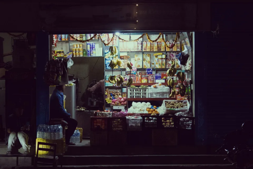 Gạo, mắm, dầu ăn, bột giặt